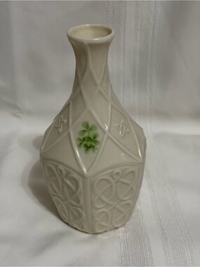 Donegal Irish Parian China Shamrock 7” Flowers Floral Bud Vase Unique Shape